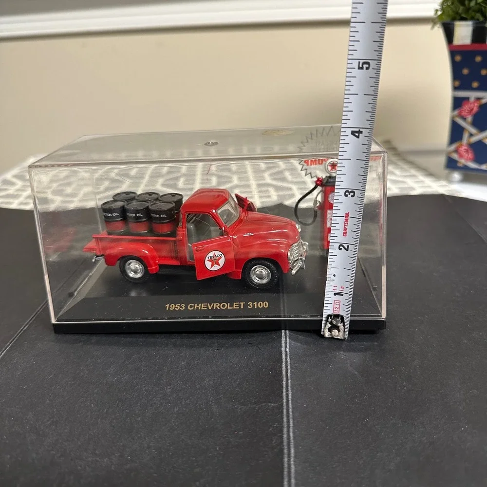 Road Champs 1953‎ Chevrolet 3100 Texaco Diecast Truck Gas Pump Model w/Case VTG
